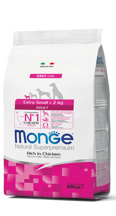 Crocchette Monge Natural Superpremium Extra Small Adult con pollo, ciotola con mangime per cani di taglia piccola.
