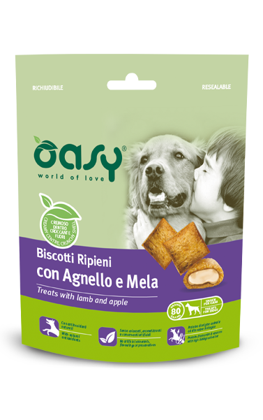 Biscotti ripieni Oasy Snack AGRIAPPIA con cane, agnello e mela, confezione da 70 grammi, visione dei biscotti ripieni su sfondo chiaro