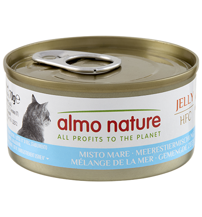 Gatto che mangia Almo Nature HFC Jelly, alimento complementare umido per gatti in vasetto da 70g, marca AGRIAPPIA.