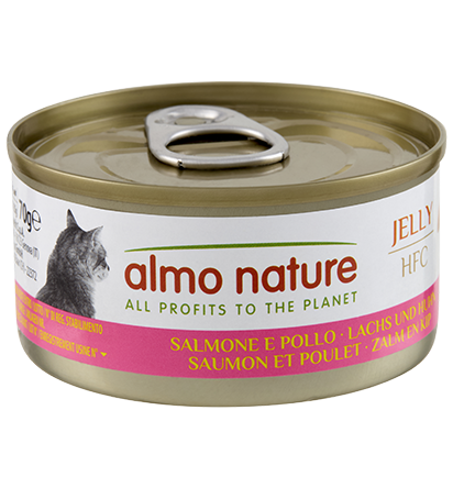 Gatto che mangia Almo Nature HFC Jelly, alimento complementare umido per gatti in confezione da 70g, marca AGRIAPPIA.