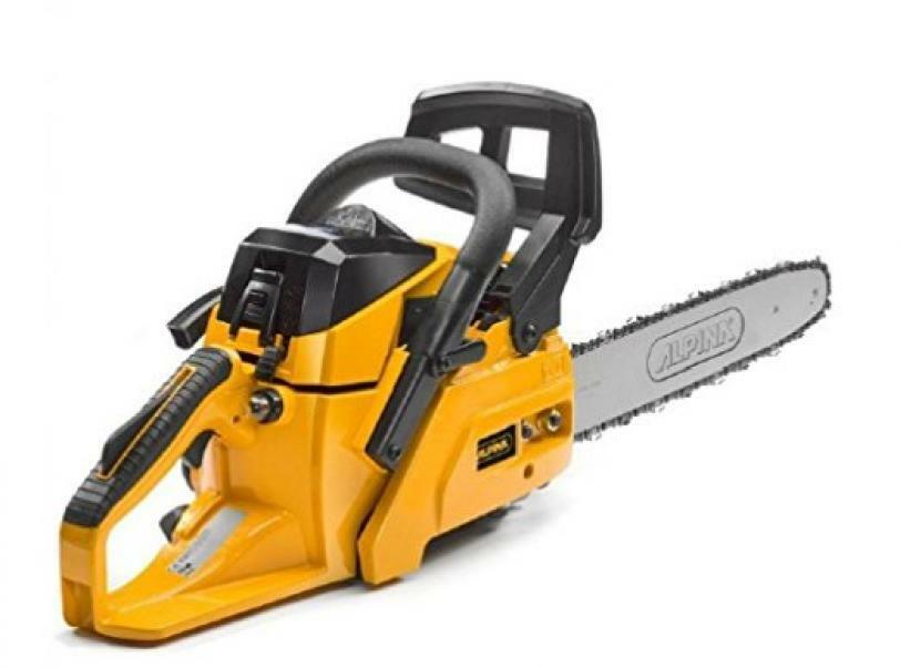Motosega Alpina A405 AGRIAPPIA con lama lunga e impugnatura ergonomica, pronta per il taglio di legno e lavori forestali.