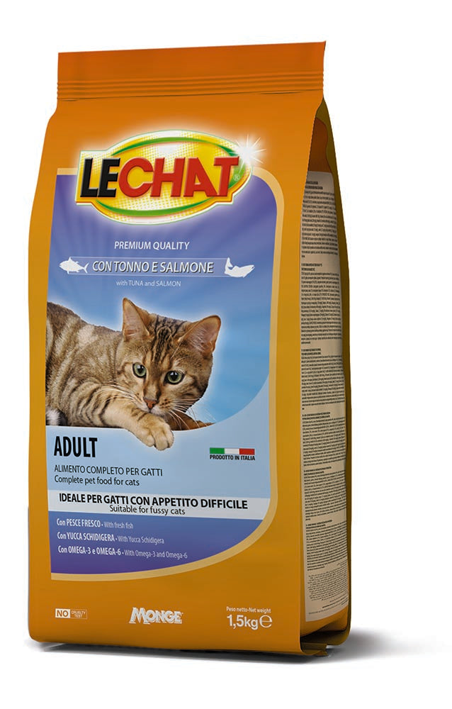 Croccantini LeChat con tonno e salmone in una ciotola, alimento per gatti, prodotto AGRIAPPIA, alimentazione naturale per felini