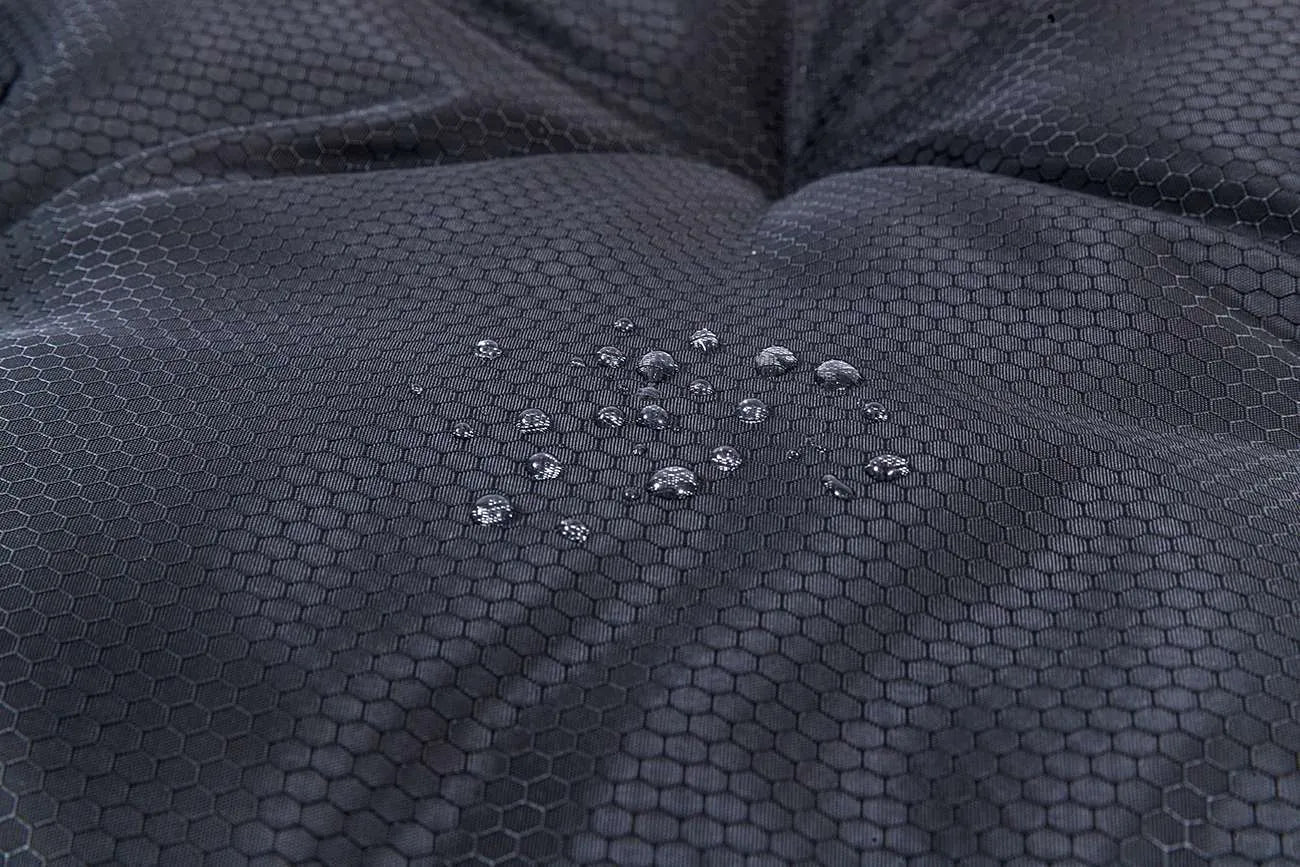 Cuscino Leopet Plutone in tessuto tecnico sfoderabile, comodo e resistente, ideale per il riposo del pet in casa.