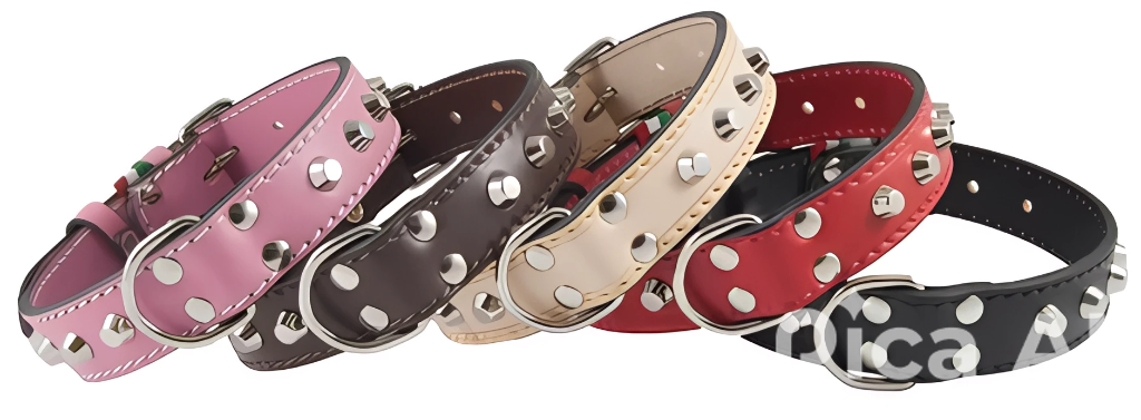 Collare con borchie in pelle AGRIAPPIA, dettaglio frontale con borchie metalliche e chiusura regolabile