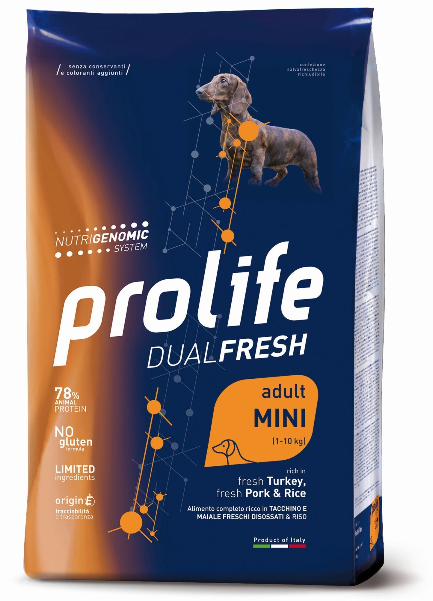 Immagine di un cane con il prodotto Prolife DUAL FRESH di AGRIAPPIA, mostra il packaging e il cane davanti.