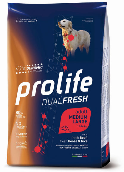 Immagine di un cane con il prodotto Prolife DUAL FRESH di AGRIAPPIA, con confezione e dettagli del packaging.