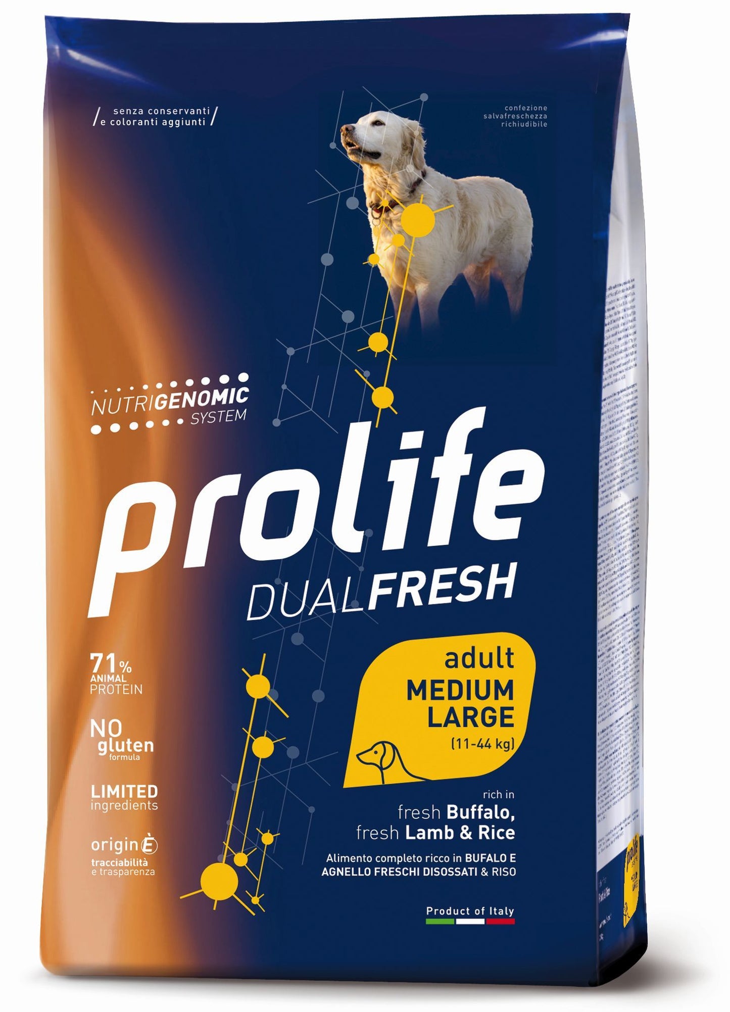 Immagine di un cane con il prodotto Prolife DUAL FRESH di AGRIAPPIA, in confezione con etichetta visibile, per la salute del cane.
