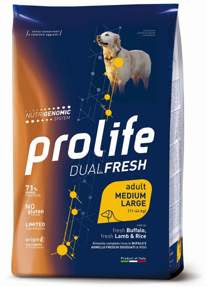 Immagine di un cane con il prodotto Prolife DUAL FRESH di AGRIAPPIA, in confezione con etichetta visibile, per la salute del cane.